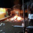  Los iracundos ciudadanos ingresaron hasta las aulas donde se estaba generando el conteo de votos, ingresando por los techos y posteriormente sacar las urnas hasta los patios del establecimiento educativo y prenderles fuego. 