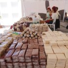  Bocaditos de dulce de leche, guayaba y turrones de maní son dulces populares. 