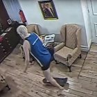  Assange, en una patineta, durante su asilo en la embajada. 