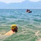  Durante la travesía, Hobbs estuvo acompañado por su equipo Solo Swimmer (Nadador Solitario).  