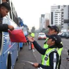 Un radar móvil es colocado 200 metros antes y a través de un “anillo de seguridad”, el agente de tránsito podrá emitir un informe sobre el vehículo que circule a una velocidad mayor a la permitida. 