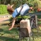  La mujer utiliza sus manos como si fueran patas delanteras para impulsarse. 