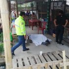  El cuerpo de la víctima fue tapado con una sábana, mientras la policía cercó el lugar para tomar pruebas para su investigación. 