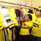  Los Maji, Nicolás su hermano y María su madre con la herencia que les dejó el barcelonista. 