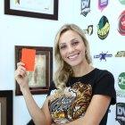  Fernanda Colombo posó para las cámaras de EXTRA y aseguró que “al que se porte mal” le sacará la tarjeta roja. 