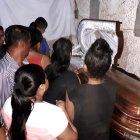  Decenas de personas se acercaron para darle el último adiós. 