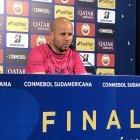  Juan Ramírez, entrenador de Independiente del Valle, luce la camiseta con el nombre de Mauri. Lo que debía ir en la espalda se lo puso en el pecho. 