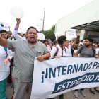  Estudiantes de medicina protestan al pie del edificio donde funciona la Coordinación Zonal de Salud. Guayaquil 2 de mayo de 2019. 