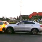  La tarde del lunes se suscitó un accidente entre un taxi y un BMW, en Samborondón.  