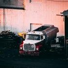  Referencial. El camión se rodó para atrás impactando al conductor y matándolo al instante. 