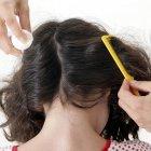  Los padres le rociaron un potente químico. 