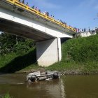  Los testigos explicaron que una furgoneta que circulaba sobre el viaducto perdió pista. Eso causó que rompiera parte de las barandas y se cayera al caudal. 