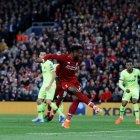  Cuando la defensa del Barcelona estaba inexplicablemente descolocada y esperaba un lanzamiento de córner por alto, el lateral inglés lanzó raso el balón a Origi, que marcó el tanto de la clasificación. 