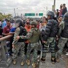  Personal de las Fuerzas Armadas vigilan la zona.  