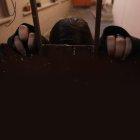  Fueron amenazadas con un cuchillo. A Evelyn la obligaron a ir a un motel y a Gloria a una casa en el norte de la ciudad. 