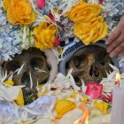  Velas y oraciones suelen acompañar al homenaje. 
