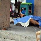  En medio de empujones y hermetismo de la Policía Nacional, los agentes de Criminalística levantaron el arma homicida y llevaron el cuerpo a la morgue.  