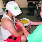  Cada mes debe aplicarse una inyección y lleva un control médico. Sus padres, pese a su pobreza, tratan de sostenerlo.   