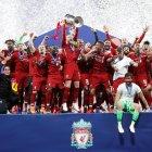  El egipcio Mohamed Salad abrió el marcador al transformar un penal nada más comenzar el partido (2) y el belga Divock Origi, verdugo del Barcelona en semifinales con tres goles, sentenció a poco para el final (87).  