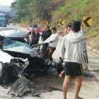  Personas que viajaban por la carretera trataron de ayudar en el rescate de las víctimas.  
