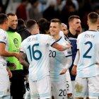 Jugadores argentinos se felicitan luego del triunfo y el tercer lugar en la Copa América. 
