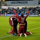  Jugadores del club boliviano festejan el gol que les dio la clasificación. 