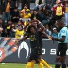  Christian Alemán y Fidel Martínez alientan a la hincha de Barcelona. 