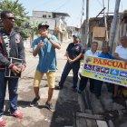  Max Monaga (i) canta en buses y discotecas con Jonathan Perlaza. 