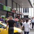  En el centro de Guayaquil, donde ayer se realizaron varias protestas y una marcha ciudadana en contra de la violencia, la misma afluencia de personas que como en un día normal. 
