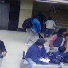  Cámaras del centro de salud registraron el momento de la agresión. 