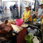  El ‘Chuya Mikuna’, concentra a por menos unas treinta ´huecas´ con platos típicos y bebidas, que giran alrededor de la carne de cerdo y del cuy, y el maíz. 