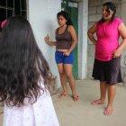  Mujeres del sector de Flor de Bastión se quejan por la falta de atención médica en el centro de salud de la zona. 