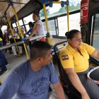  Además de ser conductora de buses urbanos, Magaly también realiza transporte escolar. Ella trabaja todos los días. 