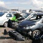  Los agentes recorrieron el lugar para revisar los vehículos 