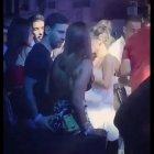  Messi le agarra públicamente las nalgas a su esposa en una fiesta en Ibiza. 