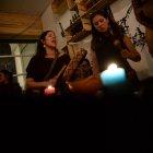  Las mujeres se reunieron para hacer cánticos en homenaje a la tierra. 