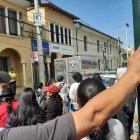  El cadáver del hombre quedó cerca de la entrada principal de la Junta Parroquial. Tenía una herida de arma blanca. 