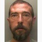  Después de cometer homicidio, el tipo se entregó a las autoridades. 