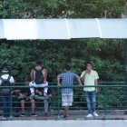  Ya no es tan raro ver a un joven consumiendo algún ‘porrito’ o la mal afamada ‘H’ en lugares que van desde la esquina de tu casa, hasta espacios públicos como buses, plazas o parques de las distintas ciudades. 