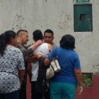  El padre de la menor llegó al lugar de los hechos, luego de que su excuñada y su exsuegra encontraran la sangrienta escena. 