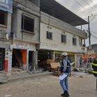  El Cuerpo de Bomberos local llegó para inspeccionar los daños e indagar qué provocó la explosión. 