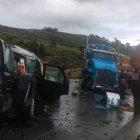  Las víctimas quedaron atrapadas en el vehículo tipo jeep color negro. 