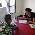  Mariasol Mite (de negro) brinda charlas a los allegados de las víctimas. 