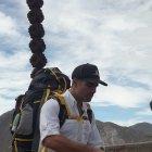  El actor ecuatoriano emprendió una travesía desde Ecuador a Chile, sin dinero, ni auto, solo con una mochila. 