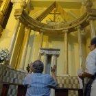  En la iglesia San Francisco, una mujer empujó la figura de Jesús del Gran Poder. 