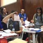  En la delegación del CNE en Azuay se realizó el conteo voto a voto para definir al ganador de la Alcaldía. 