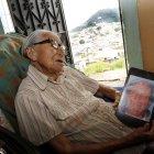  Doña Fanny sostiene un cuadro con la imagen de su amado esposo, Amable Lata, hace poco fallecido. 