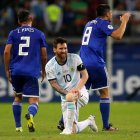  La igualada de Argentina llegó por un penalti por mano del paraguayo Iván Piris detectado por el videoarbitraje, anotado por Messi en el 57. 