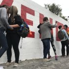  Un centenar de personas se juntaron en el mismo lugar en el que se pintó el mural El amor no tiene género.  