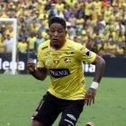  Este lunes, el jugador se puso el uniforme y comenzó a entrenar con sus compañeros. 